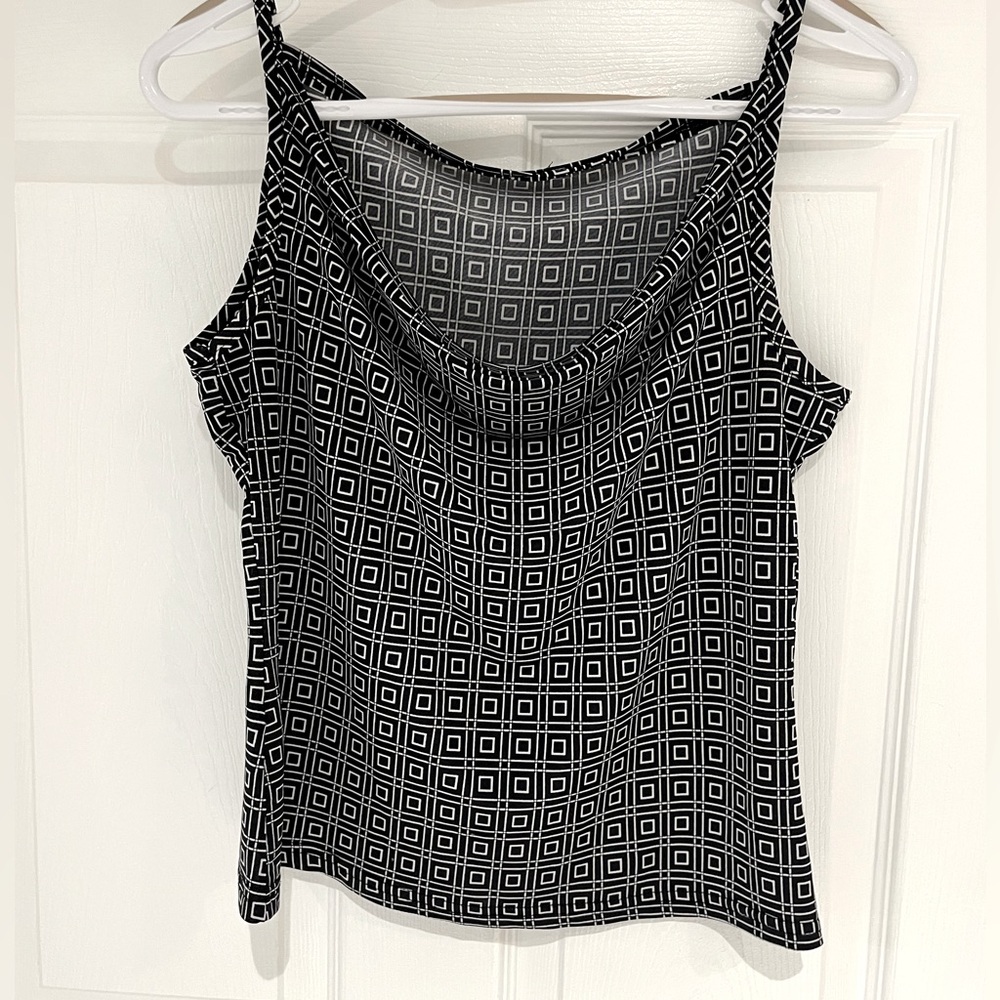♥️Sleeveless, thin straps Black & White Top
Pit to pit 18” size medium
Stretchy